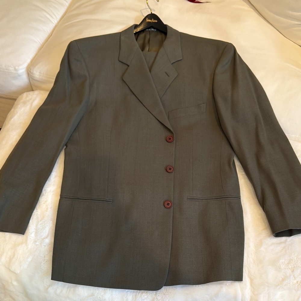 Classic Giorgio Armani Blazer with Brown Buttons